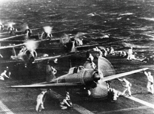 Japanse zeevliegtuigen vertrekken van vliegdekschip Shokaku voor de aanval op Pearl Harbor, op 7 december 1941. Op de voorgrond een Mitsubishi A6M Zero. | Foto: Wikipedia (Japan)