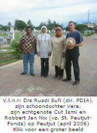 V.l.n.r: Drs Rusdi Sufi, zijn schoondochter Vera, zijn echtgenote Cut Ismi en Robbert Jan Nix op Peutjut (april 2006) | Foto: Stichting Peutjut-Fonds