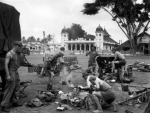Nederlandse soldaten van de V-brigade in het pas ingenomen Poerwokerto op West-Java tijdens de eerste politionele actie in Indonesië, 20-27 juli 1947 | Foto: Hugo Wilmar (Collectie Spaarnestad)