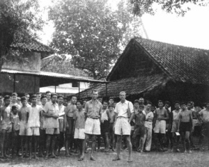 Bezoek van de gedelegeerden van het Internationale Rode Kruis, Helbling en Descoeudres, aan het republikeinse mannen/jongenskamp: het 7e Bataljon in Magelang op 9 februari 1946 | Collectie: ICRC/Library and Research Service, Genève, Zwitserland